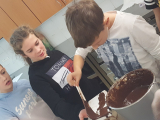 2019_11_12_delavnica_izdelave_cokoladnih_pralin-46